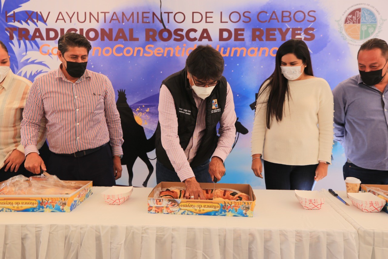 Alcalde de Los Cabos Oscar Leggs Castro partió la tradicional Rosca de Reyes en SJC y CSL