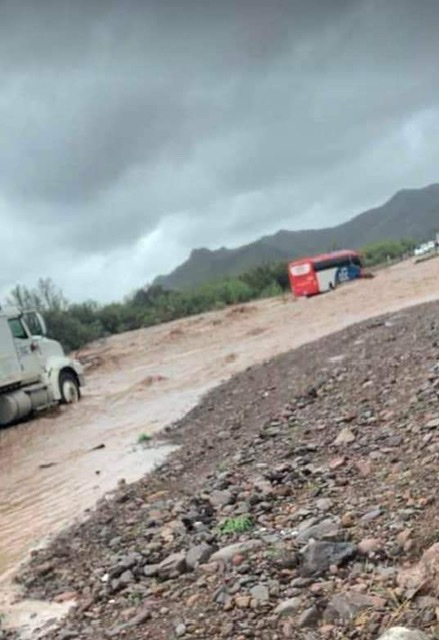 Camión es arrastrado en arroyo