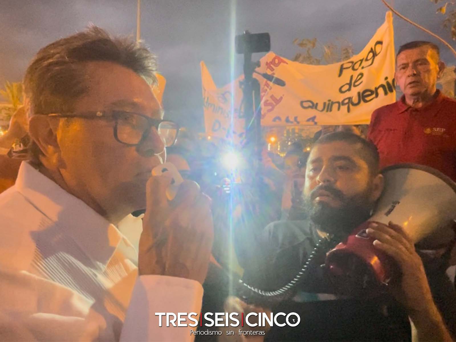 No hay qué darle la espalda a los maestros: Monreal
