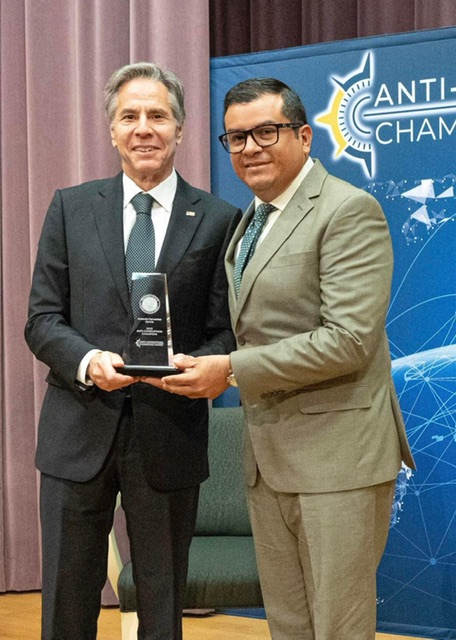 Cervantes Recibe el Premio Anticorrupción 2022