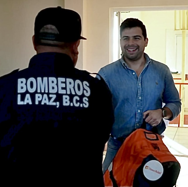 Entrega Manuel Cota equipamiento a grupos voluntarios y a Bomberos de La Paz