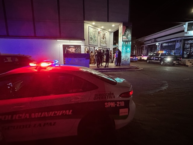 Jóvenes fueron sorprendidos robando mercancía de tienda Dax