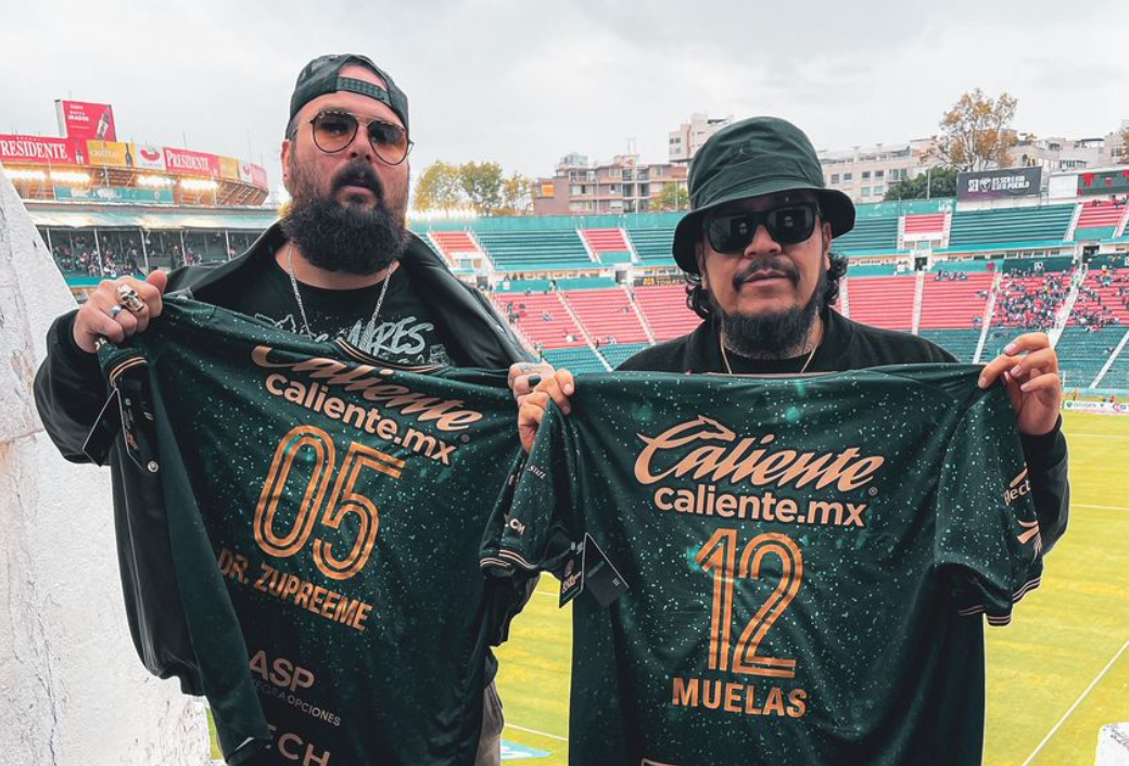 Banda Bastön posa con jersey de CAL