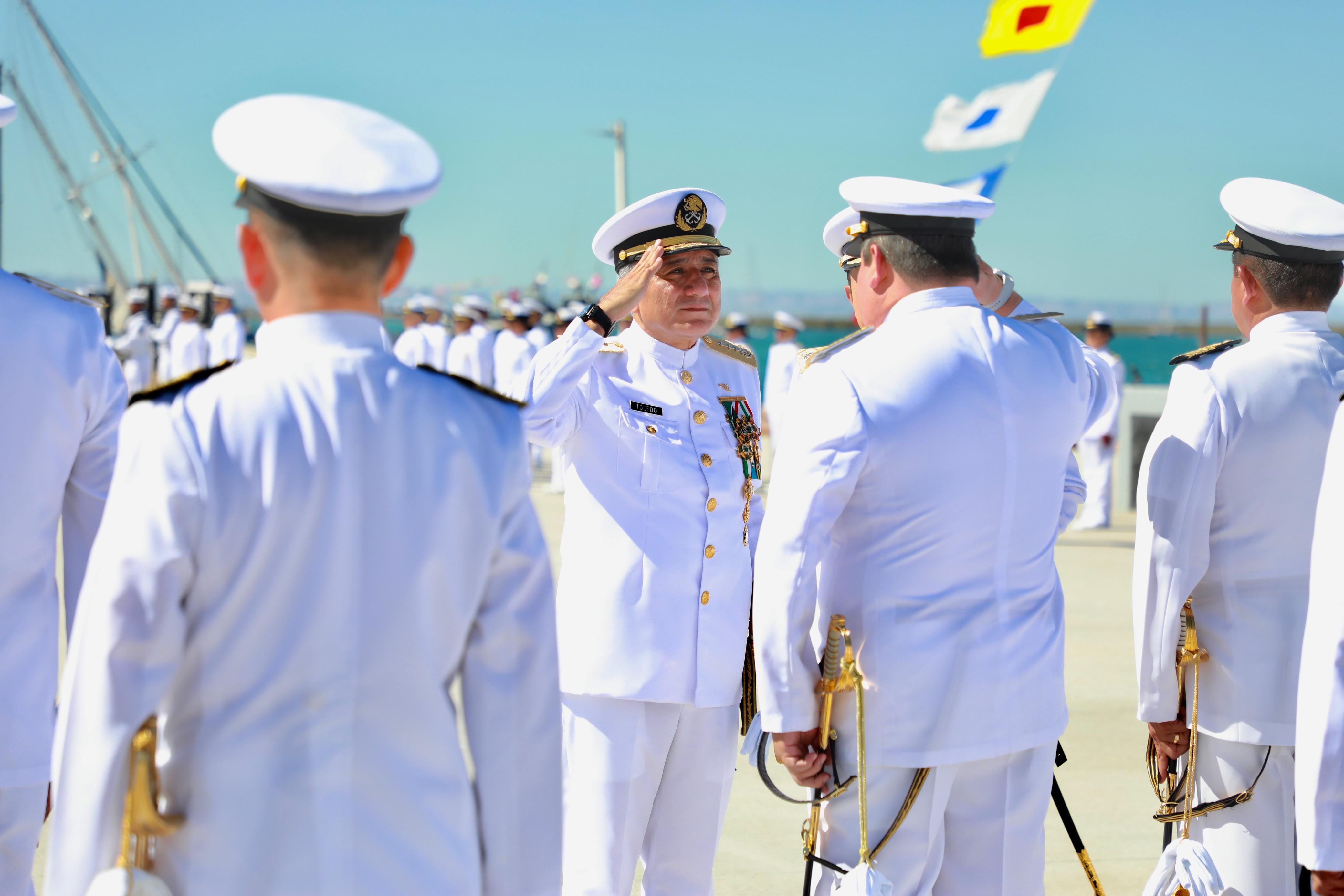 Almirante Toledo Guzmán asume mando de la cuarta región naval