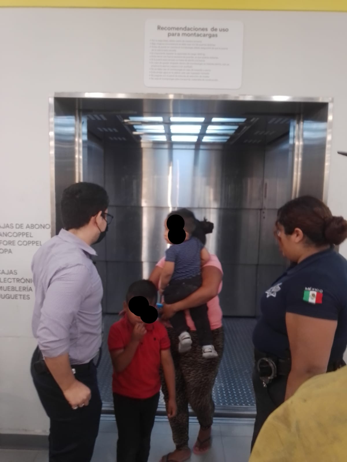 Madre quedó atrapada en montacargas que utilizaban como elevador de plaza comercial de La Paz
