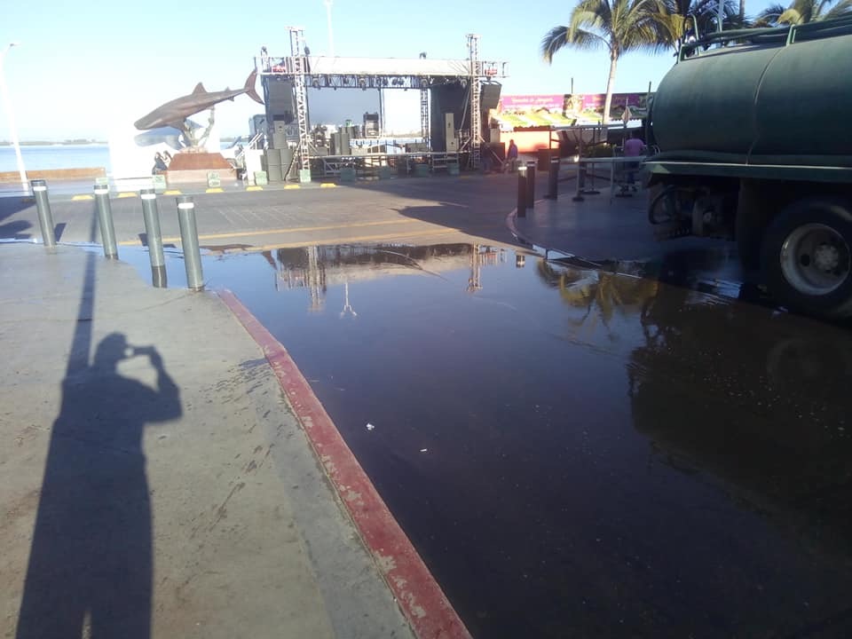 Brota fuga de aguas negras previo al  carnaval La Paz