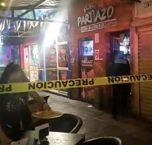 Marino le niegan una cerveza y acciona su arma
