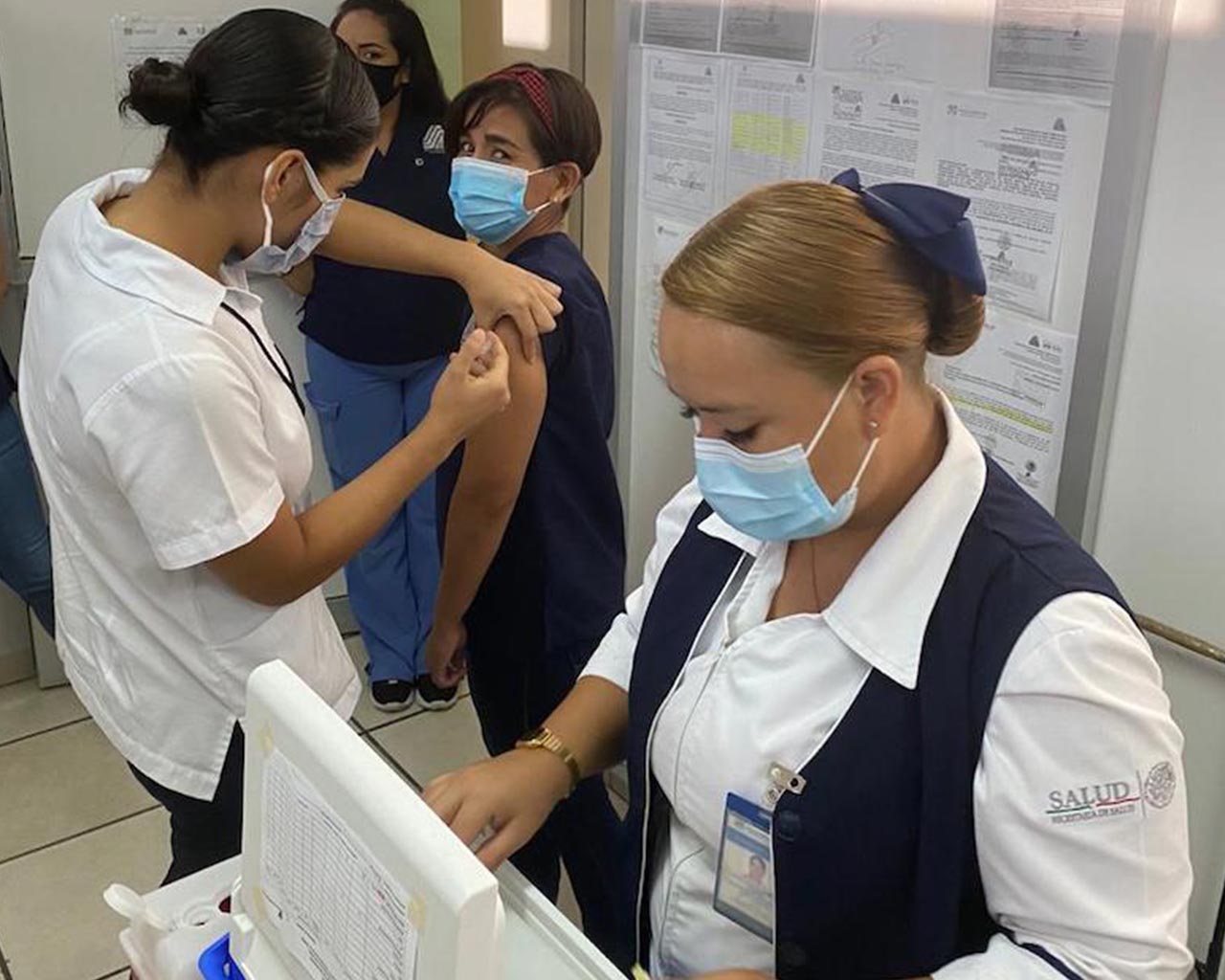 Administran vacuna contra influenza a trabajadores de salud