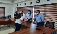 Entregan estimulos a 560 becarios