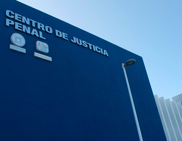 Madre acude a  denunciar privación de su hijo y la privan de su libertad