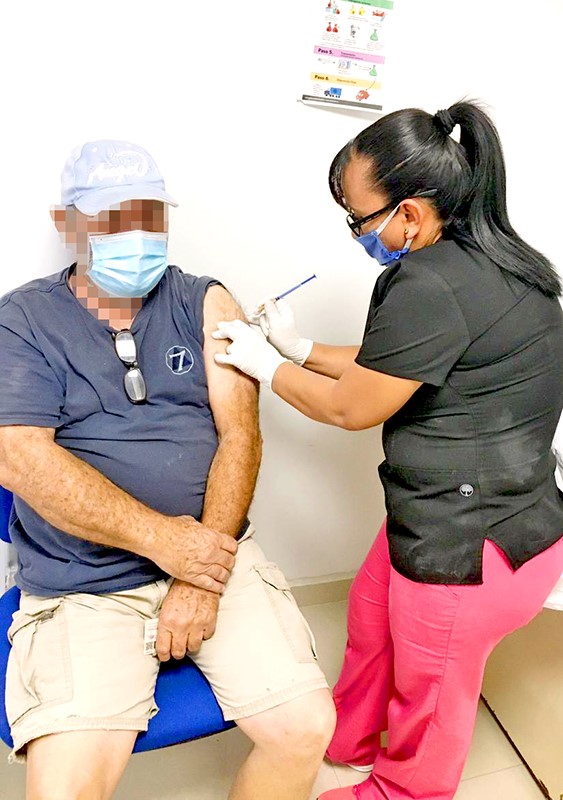Deban aplicarse segunda dosis de vacuna adultos mayores